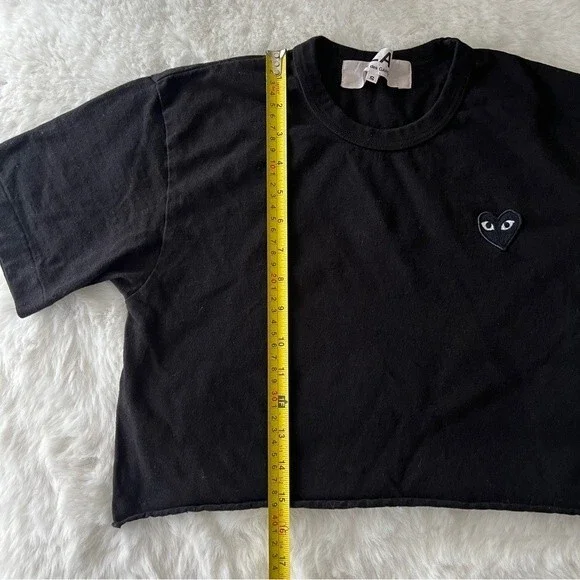 COMME DES GARÇONS PLAY Black Heart Patch Cropped T-Shirt in Black - Picture 4 of 7